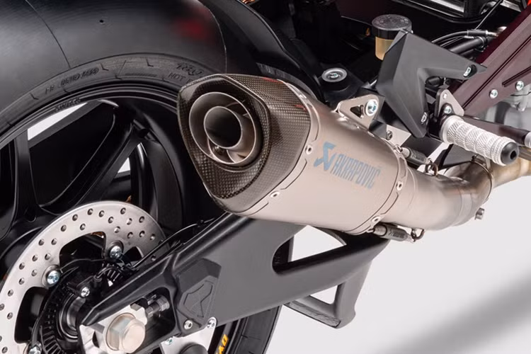 Sức mạnh của RC 8C 2024 vẫn đến từ động cơ 889 cc quen thuộc. Khối động cơ này cho công suất 132,7 mã lực, mô-men xoắn cực đại 98 Nm. KTM công bố chiếc xe này tiêu thụ 10,5 lít xăng cho mỗi 100 km di chuyển.