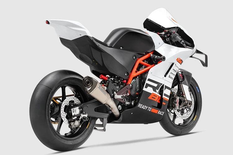 Mức giá xe KTM RC 8C bán ra tại Mỹ từ 41.499 USD (khoảng 987 triệu đồng), trong khi tại Đức con số này tăng lên mức 42.000 euro, tương đương gần 45.800 USD (khoảng hơn 1 tỷ đồng).
