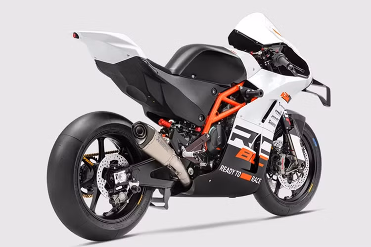 Mức giá xe KTM RC 8C bán ra tại Mỹ từ 41.499 USD (khoảng 987 triệu đồng), trong khi tại Đức con số này tăng lên mức 42.000 euro, tương đương gần 45.800 USD (khoảng hơn 1 tỷ đồng).