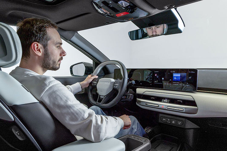Màn hình hỗ trợ cập nhật phần mềm qua mạng OTA, kết nối Apple CarPlay và Android Auto không dây, trợ lý ảo AI cải tiến đồng thời có khả năng hiển thị giao diện theo chủ đề.