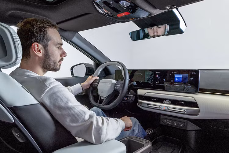 Màn hình hỗ trợ cập nhật phần mềm qua mạng OTA, kết nối Apple CarPlay và Android Auto không dây, trợ lý ảo AI cải tiến đồng thời có khả năng hiển thị giao diện theo chủ đề.