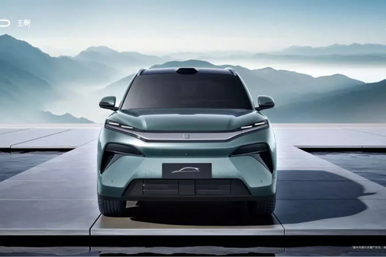 Vào ngày 16/1, BYD đã chia sẻ hình ảnh chính thức của xe sedan Han L và mẫu xe crossover Tang L. Những chiếc xe này áp dụng ngôn ngữ thiết kế mới nhất của thương hiệu và động cơ điện mới với 30.000 vòng/phút. Các biến thể điện của BYD Han L và Tang L tự hào có hệ dẫn động 4 bánh với công suất 810 kW (1.085 mã lực).