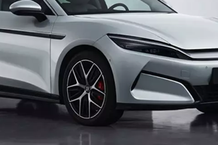 BYD Han L dẫn động bốn bánh có thể tăng tốc lên 100 km/h trong 2,7 giây. Xe hybrid cắm điện BYD Han L sử dụng các biến thể DM-i và DM-p.