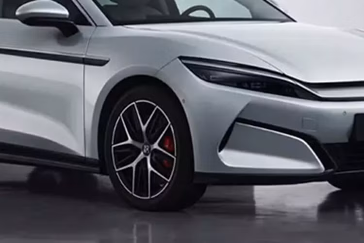 BYD Han L dẫn động bốn bánh có thể tăng tốc lên 100 km/h trong 2,7 giây. Xe hybrid cắm điện BYD Han L sử dụng các biến thể DM-i và DM-p.