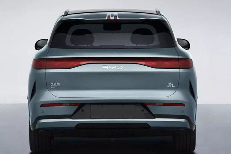 Kích thước của BYD Tang L là 5040/1996/1760 mm với chiều dài cơ sở là 2950 mm. Nó dài hơn 170 mm, rộng hơn 46 mm và cao hơn 35 mm so với SUV Tang thông thường. Nó chạy trên bánh xe 20 inch/21 inch. Hệ thống truyền động của BYD Tang L vẫn giống với Han L.