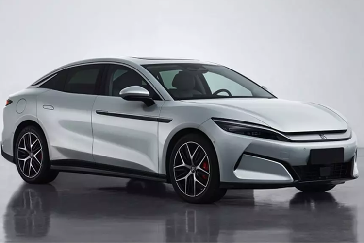 BYD Han L tự hào có kích thước lớn 5050/1960/1505 mm với chiều dài cơ sở 2970 mm. Để rõ ràng hơn, nó dài hơn 10 mm, rộng hơn 50 mm và cao hơn 10 mm so với phiên bản thông thường của Han. BYD Han L chạy trên bánh xe 245/45 R19. Đặc điểm chính của Han L là hệ truyền động 