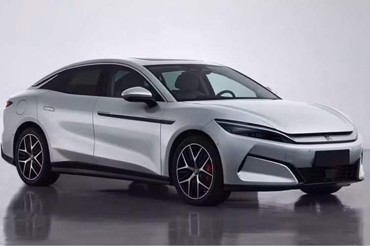 BYD Han L tự hào có kích thước lớn 5050/1960/1505 mm với chiều dài cơ sở 2970 mm. Để rõ ràng hơn, nó dài hơn 10 mm, rộng hơn 50 mm và cao hơn 10 mm so với phiên bản thông thường của Han. BYD Han L chạy trên bánh xe 245/45 R19. Đặc điểm chính của Han L là hệ truyền động 