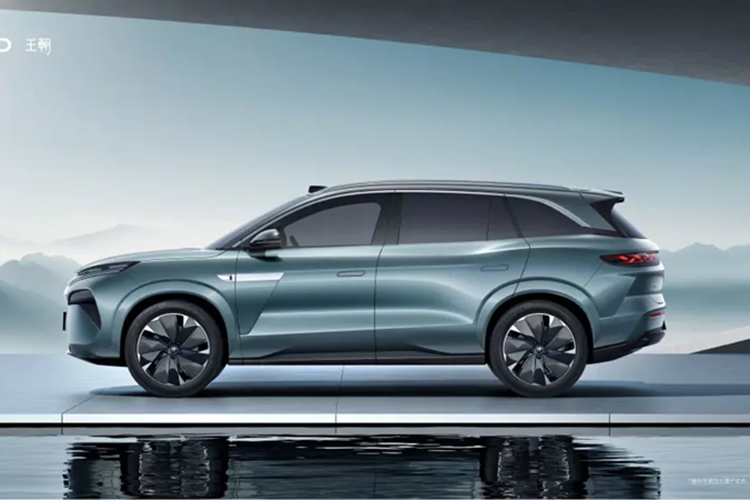 Ngược lại với Han L, BYD Tang L có vẻ khác biệt so với Tang thông thường. Đầu xe sử dụng đèn chạy LED mỏng và đèn pha tích hợp vào cản trước. Xe có cửa hút gió chủ động và LiDAR trên nóc xe. Tang L có đường mái hơi dốc, tay nắm cửa ẩn và cánh gió trên nóc xe thể thao.