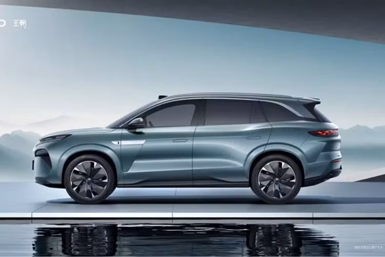 Ngược lại với Han L, BYD Tang L có vẻ khác biệt so với Tang thông thường. Đầu xe sử dụng đèn chạy LED mỏng và đèn pha tích hợp vào cản trước. Xe có cửa hút gió chủ động và LiDAR trên nóc xe. Tang L có đường mái hơi dốc, tay nắm cửa ẩn và cánh gió trên nóc xe thể thao.