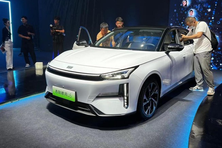 Thông tin công bố của MIIT Trung Quốc cho thấy Geely Galaxy L6 EM-i có cùng hệ truyền động với Geely Galaxy L7 EM-i bao gồm động cơ hút khí tự nhiên 1,5 lít công suất 82 kW (110 mã lực) và động cơ điện, kết hợp với bộ pin lithium sắt phosphate có công suất 8,5 kWh và 19,09 kWh