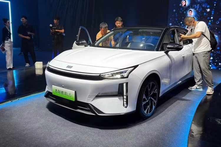 Thông tin công bố của MIIT Trung Quốc cho thấy Geely Galaxy L6 EM-i có cùng hệ truyền động với Geely Galaxy L7 EM-i bao gồm động cơ hút khí tự nhiên 1,5 lít công suất 82 kW (110 mã lực) và động cơ điện, kết hợp với bộ pin lithium sắt phosphate có công suất 8,5 kWh và 19,09 kWh