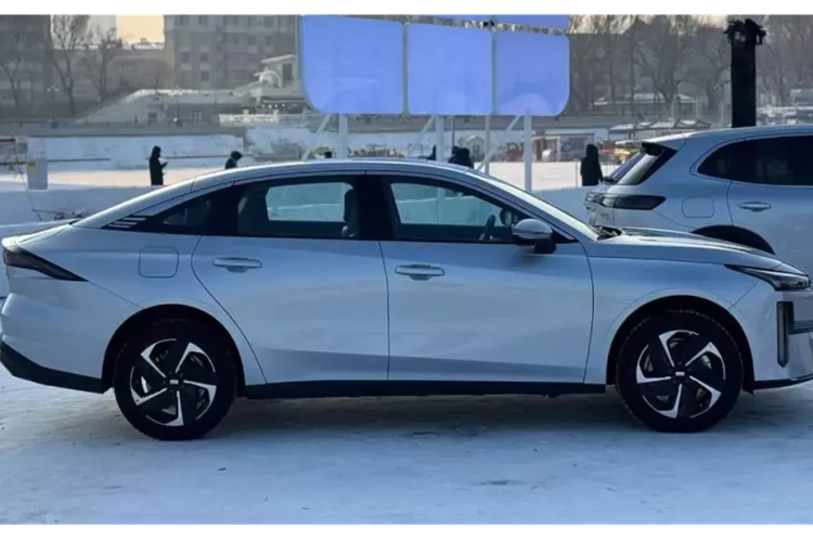 Về ngoại thất, ngoại hình của mẫu xe sedan Geely Galaxy L6 EM-i vẫn không thay đổi nhiều so với L6 hiện đang được bán , ngoại trừ tay nắm cửa ẩn trở thành tay nắm cửa thông thường và logo EM-i được thêm vào đuôi xe.