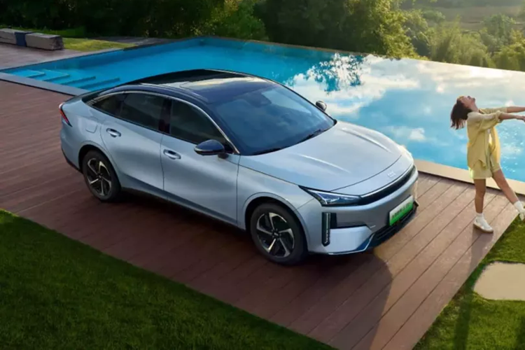 Trước đó vào ngày 5/1/2025, Geely đã chia sẻ rằng thương hiệu Geely Galaxy của họ sẽ ra mắt 5 mẫu xe năng lượng mới vào năm 2025, bao gồm hai mẫu SUV và ba mẫu xe sedan. L6 EM-i là một trong số đó.