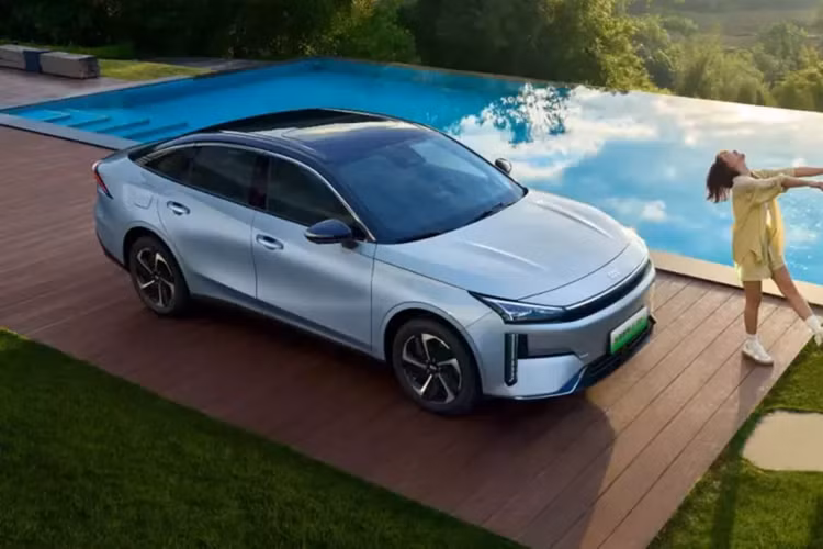 Trước đó vào ngày 5/1/2025, Geely đã chia sẻ rằng thương hiệu Geely Galaxy của họ sẽ ra mắt 5 mẫu xe năng lượng mới vào năm 2025, bao gồm hai mẫu SUV và ba mẫu xe sedan. L6 EM-i là một trong số đó.