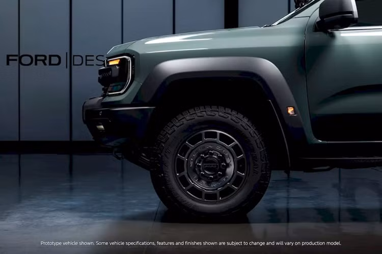 Theo công bố của nhà sản xuất, xe có thể tích bình nhiên liệu lớn hơn, đạt 130 lít cho phép xe vận hành với quãng đường hơn 1.000 km. Nhưng có lẽ điều đáng nói nhất về Ranger Super Duty là khả năng kéo lên đến 4.500 kg, trong khi các phiên bản khác chỉ có sức kéo tối đa 3.500 kg.