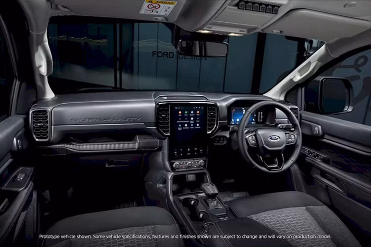 Được coi là xe bán tải chuyên dụng, Ranger Super Duty còn có cân ở mỗi góc, cho phép người dùng xác định xem có chở quá tải hay không thông qua hệ thống thông tin giải trí Sync của Ford. Ngoài ra xe còn có hệ thống móc kéo thông minh, có thể cho người lái xe biết trọng lượng liệu có đạt tiêu chuẩn đè lên thanh kéo hay không, trong trường hợp họ cần chuyển tải để kéo xe an toàn hơn.