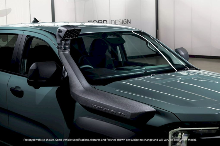 Ở những vị trí khác, Ranger Super Duty được trang bị tiêu chuẩn ống thở tùy chỉnh, giúp đảm bảo xe có thể vượt qua vùng nước sâu mà không gặp vấn đề gì. Ngoài ra xe còn có gương chiếu hậu lớn. Ford Ranger Super Duty được trang bị mâm xe 18 inch 8 ốc bao bởi lốp địa hình 33 inch.