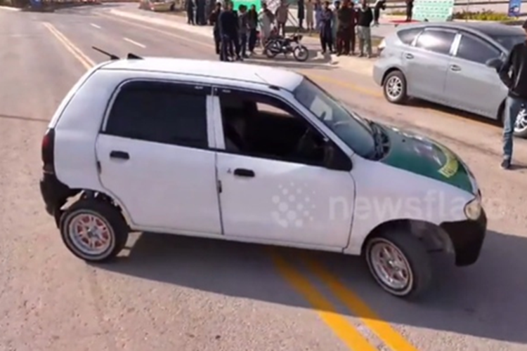 Dù không được đào tạo bài bản, nhưng hiện tại Abbasi đang cố gắng học tốt ở trường đại học để lấy bằng kỹ sư. Ước mơ của Abbasi là xây dựng một công ty ôtô đa quốc gia như Tesla tại Pakistan. Anh cũng mong muốn được học tập tại các trường đại học hàng đầu thế giới như Viện Công nghệ Massachusetts (MIT, Mỹ).