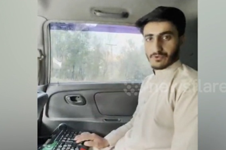 Lấy ý tưởng từ các trò chơi điện tử đua xe như GTA và Racing Simulators, Ehsan đã dành 6 tháng tìm tòi, mày mò và chi phí khoảng 1.000 USD (tương đương 25 triệu đồng) để chuyển đổi chiếc xe Suzuki Alto hatchback cũ sang chế độ lái mới.