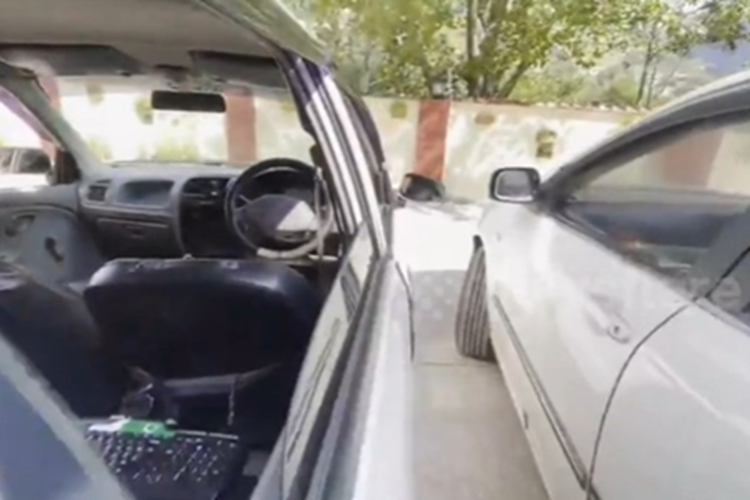 Do hạn chế về truy cập Internet ở làng quê, Abbasi tự học hỏi về điện tử và cơ khí bằng cách thực hiện các thí nghiệm trong một căn phòng nhỏ dưới gầm cầu thang. Abbasi mua các thiết bị điện tử như: điện thoại di động, máy tính bảng, máy in, máy quét, máy chiếu, máy ép trái cây… từ chợ đồ cũ sau đó tiến hành tháo lắp chúng để tìm hiểu.