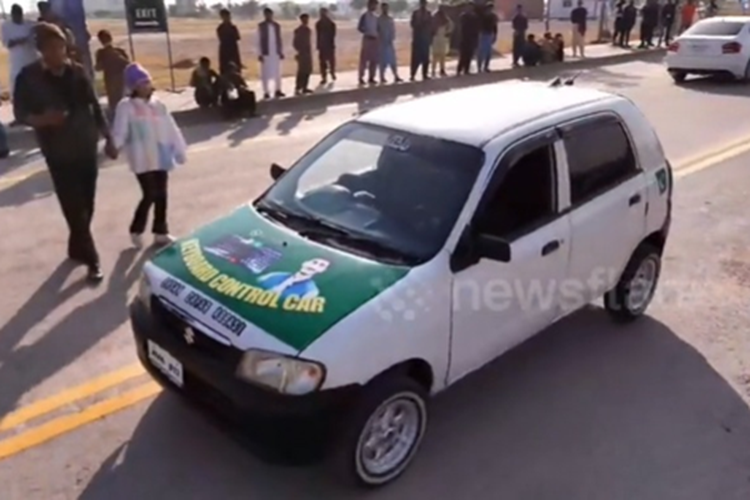 Theo đoạn video được chia sẻ, Ehsan Zafar Abbasi có thể điều khiển ôtô không cần vô lăng. Nam sinh viên này đã ngồi ở hàng ghế sau và thực hiện nhấn các phím trên bàn phím để khởi động xe. Sau đó, anh ta tiếp tục nhấp vào bàn phím để điều khiển xe di chuyển trên đường phố.