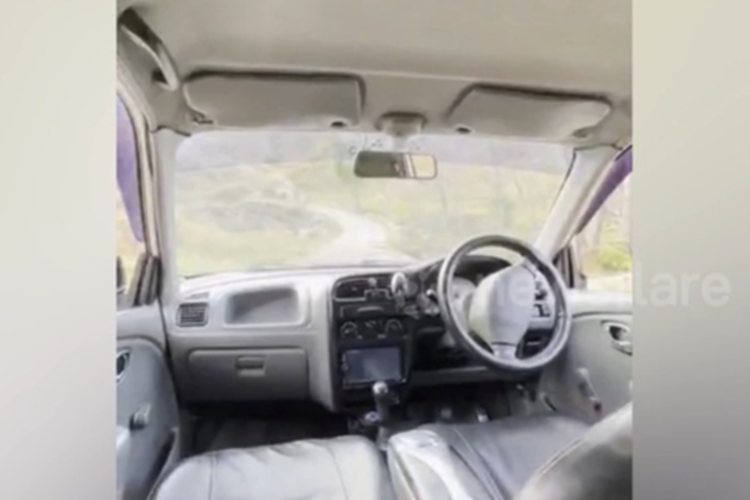 Chàng trai trẻ đã tự chuyển đổi các nút điều khiển thủ công của ôtô thành một hệ thống vận hành bằng bàn phím máy tính. Các thao tác như: đạp phanh, chân ga, vô lăng, cần gạt nước, đèn, đèn báo rẽ, còi và cả khởi động, dừng xe cũng đều được anh chàng mã hoá và điều khiển bằng các nút trên bàn phím.