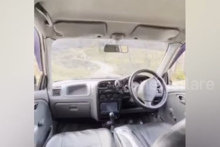 Chàng trai trẻ đã tự chuyển đổi các nút điều khiển thủ công của ôtô thành một hệ thống vận hành bằng bàn phím máy tính. Các thao tác như: đạp phanh, chân ga, vô lăng, cần gạt nước, đèn, đèn báo rẽ, còi và cả khởi động, dừng xe cũng đều được anh chàng mã hoá và điều khiển bằng các nút trên bàn phím.