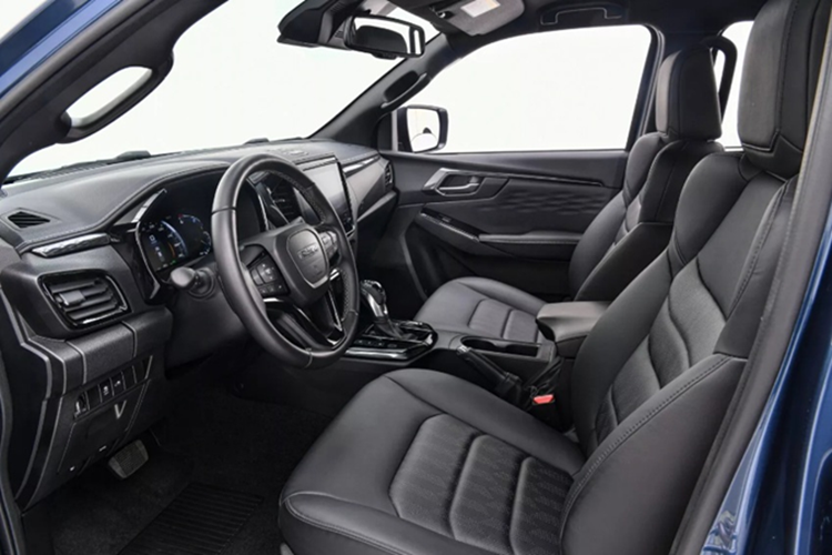 D-Max EV có khả năng tăng tốc từ 0–100 km/h trong 10,1 giây và đạt vận tốc tối đa hơn 129 km/h. Xe vẫn giữ được chế độ vận hành địa hình Rough Terrain Mode, đặc sản của dòng D-Max diesel. Một trong những điểm mạnh đáng chú ý của D-Max EV là khả năng chuyên chở và kéo tương đương các mẫu bán tải chạy dầu.