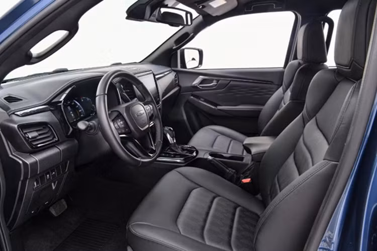 D-Max EV có khả năng tăng tốc từ 0–100 km/h trong 10,1 giây và đạt vận tốc tối đa hơn 129 km/h. Xe vẫn giữ được chế độ vận hành địa hình Rough Terrain Mode, đặc sản của dòng D-Max diesel. Một trong những điểm mạnh đáng chú ý của D-Max EV là khả năng chuyên chở và kéo tương đương các mẫu bán tải chạy dầu.