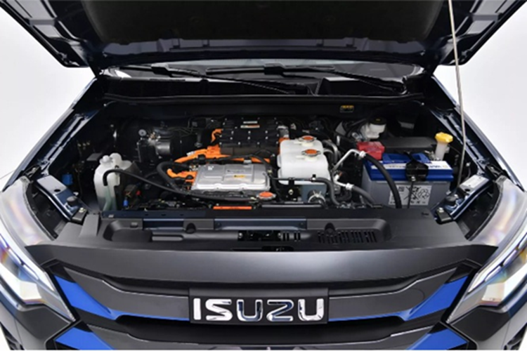 Isuzu trang bị cho D-Max EV hệ thống dẫn động 4 bánh toàn thời gian, kết hợp hai động cơ điện cho tổng công suất 188 mã lực và mô-men xoắn cực đại 325 Nm. So với bản diesel, xe điện mạnh hơn 26,8 mã lực nhưng giảm nhẹ 35 Nm mô-men xoắn.