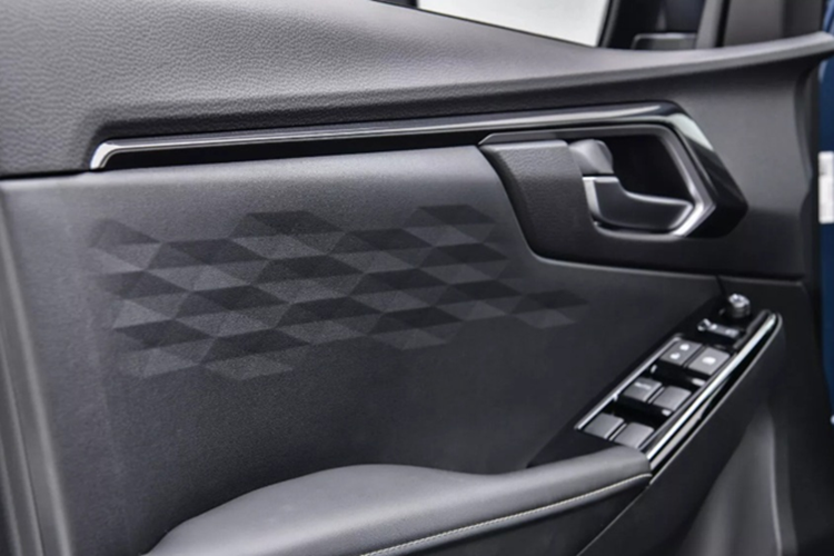 Xe có tải trọng trên 1.000 kg và sức kéo tối đa 3,5 tấn. Khả năng địa hình cũng được duy trì với khoảng sáng gầm xe 210 mm và khả năng lội nước sâu 600 mm. Nguồn năng lượng của D-Max EV đến từ bộ pin lithium-ion dung lượng 66,9 kWh, cung cấp phạm vi hoạt động ước tính 263 km theo tiêu chuẩn WLTP.