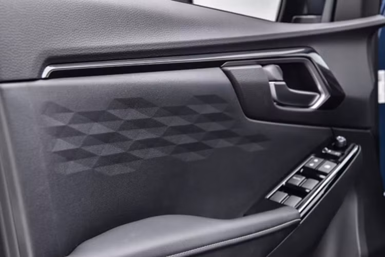 Xe có tải trọng trên 1.000 kg và sức kéo tối đa 3,5 tấn. Khả năng địa hình cũng được duy trì với khoảng sáng gầm xe 210 mm và khả năng lội nước sâu 600 mm. Nguồn năng lượng của D-Max EV đến từ bộ pin lithium-ion dung lượng 66,9 kWh, cung cấp phạm vi hoạt động ước tính 263 km theo tiêu chuẩn WLTP.