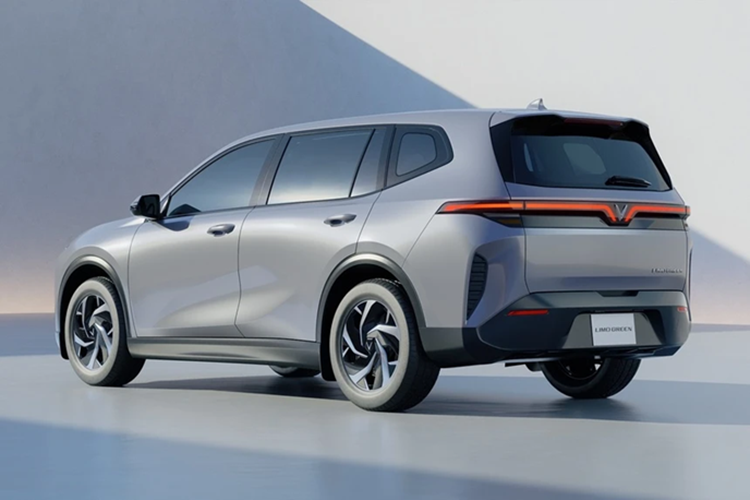 VinFast Limo Green sẽ được trang bị pin LFP. Xe có khả năng di chuyển lên tới 470 km sau mỗi lần sạc đầy, tương đương với chiếc VF 8 Lux. Khi kết nối với trụ sạc nhanh, Limo Green có thể nạp đầy từ 10 - 70% trong khoảng 30 phút.