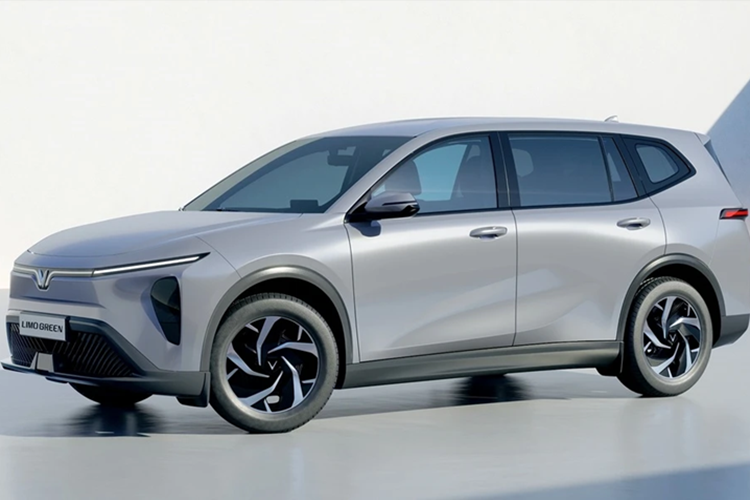 Theo đó, mức giá xe VinFast Limo Green 2025 chạy điện tại Việt Nam dự kiến bán ra khoảng 700 - 750 triệu đồng cho tùy chọn thuê pin, 800 - 850 triệu đồng nếu khách hàng mua xe kèm pin. Hiện tại, khách hàng có thể cọc từ 10 - 15 triệu đồng để giữ chỗ và được ưu tiên giao xe.