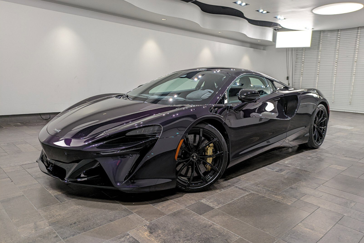 Thú vị nằm ở chỗ là McLaren Artura Spider vẫn sử dụng động cơ xăng V6, dung tích 3.0 lít tăng áp kép, kết hợp môtơ điện, sản sinh công suất 690 mã lực, tăng 19 mã lực so với bản coupe và mô-men xoắn cực đại là 722 Nm. Xe sử dụng hệ dẫn động cầu sau, tăng tốc 0-100 km/h trong 3 giây, 0-200 km/h trong 8,4 giây và 0-300 km/h trong 21,6 giây. Tốc độ tối đa 330 km/h.