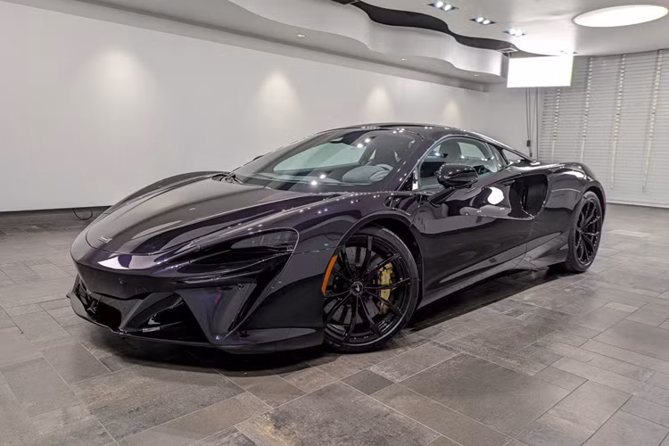Thú vị nằm ở chỗ là McLaren Artura Spider vẫn sử dụng động cơ xăng V6, dung tích 3.0 lít tăng áp kép, kết hợp môtơ điện, sản sinh công suất 690 mã lực, tăng 19 mã lực so với bản coupe và mô-men xoắn cực đại là 722 Nm. Xe sử dụng hệ dẫn động cầu sau, tăng tốc 0-100 km/h trong 3 giây, 0-200 km/h trong 8,4 giây và 0-300 km/h trong 21,6 giây. Tốc độ tối đa 330 km/h.