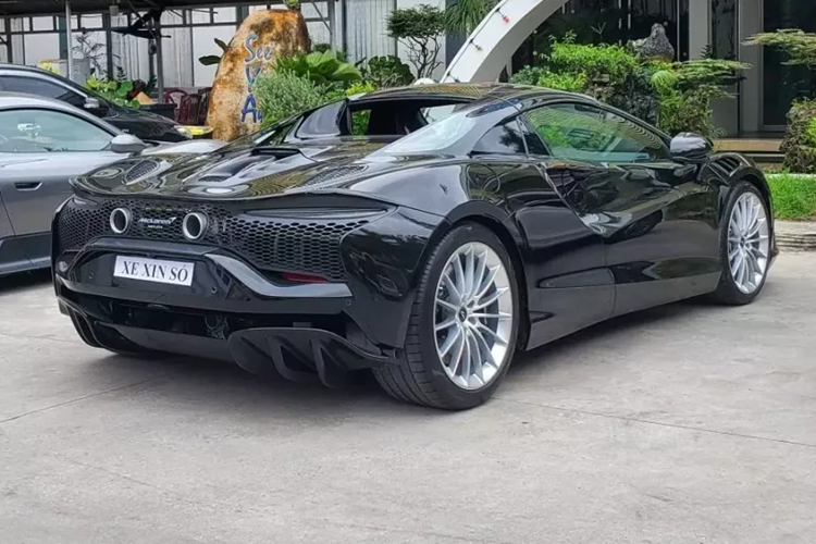 Trước đó, đã có một chiếc siêu xe mui trần McLaren Artura Spider ra mắt tại Việt Nam có tùy chọn màu sơn tán sắc, bộ áo này có thể đổi màu tùy theo góc nhìn của người xem, ngoài ra, nhiều chi tiết ngoại thất của xe bằng carbon như cản va trước, vỏ gương, nẹp sườn hay cản sau.