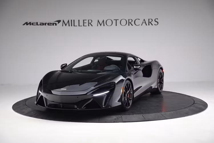 McLaren Artura Spider sử dụng hộp số tự động SSG 8 cấp có sự điều chỉnh giúp độ sang số tăng 25%, với thay đổi là môtơ điện sẽ đảm nhiệm vai trò của số lùi, trên bản coupe không có. Với cụm pin 7,4 kWh xe có thể chạy 35 km chỉ động cơ điện. Xe có 4 chế độ lái gồm Comfort, Sport, Track và chế độ E (Electric) là chế độ khởi động mặc định.