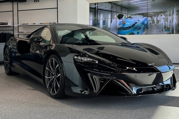 McLaren Artura Spider có nền tảng khung gầm làm từ carbon (McLaren Carbon Lightweight Architecture) cho phép mở mui mà không làm mất đi độ cứng của kết cấu, trọng lượng khô chỉ 1.457 kg, nặng hơn 61 kg so với bản coupe, nhưng cũng đủ giúp nó trở thành siêu xe nhẹ nhất trong phân khúc.