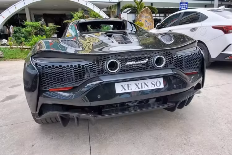 Theo tìm hiểu, chủ nhân của chiếc siêu xe mui trần McLaren Artura Spider của đại gia Vũng Tàu - ông là người sở hữu bộ sưu tập xe rất khủng trị giá cả trăm tỷ đồng và lại kín tiếng trên mạng xã hội, nên việc anh tậu chiến mã mới này ít người biết đến cho đến khi mang xe ra đường.
