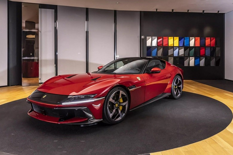 Thiết kế chiếc Ferrari 12Cilindri của Châu Kiệt Luân khác biệt với hầu hết các mẫu Ferrari hiện có trên thị trường bởi các đường nét sắc sảo tập trung vào khả năng khí động học.