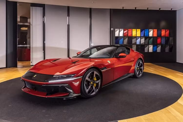 Thiết kế chiếc Ferrari 12Cilindri của Châu Kiệt Luân khác biệt với hầu hết các mẫu Ferrari hiện có trên thị trường bởi các đường nét sắc sảo tập trung vào khả năng khí động học.