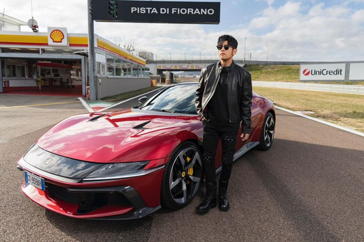 Sau khi dừng sản xuất mẫu 812 Superfast, Ferrari đã ra mắt toàn cầu mẫu siêu xe mới để thay thế, mang tên gọi 12Cilindri (trong tiếng Ý tạm dịch là 12 xy-lanh). Ferrari 12Cilindri 2024 mới có 2 phiên bản gồm Coupe mui cố định, và Spider có thể xếp gọn mui.