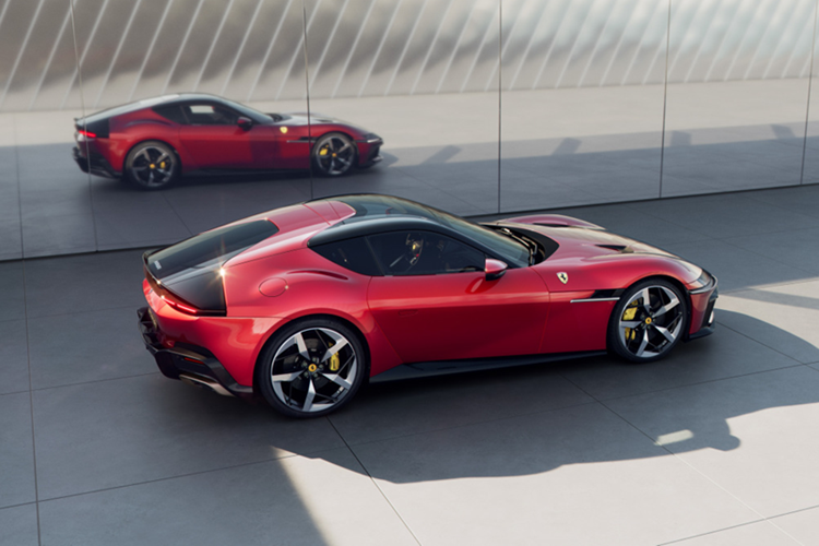 Mức giá xe Ferrari 12Cilindri 2024 bản Coupe sẽ có giá khởi điểm là 395.000 Euro (tương đương khoảng 10,78 tỷ đồng) tại thị trường Italy, trong khi phiên bản Spider cao hơn khi ở mức 435.000 Euro (quy đổi khoảng 11,88 tỷ đồng). Nếu về Việt Nam, ước tính siêu xe này sẽ có giá không dưới 40 tỷ đồng sau khi đóng đầy đủ các loại thuế phí.