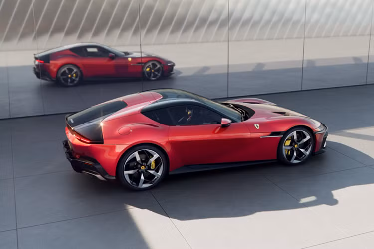 Mức giá xe Ferrari 12Cilindri 2024 bản Coupe sẽ có giá khởi điểm là 395.000 Euro (tương đương khoảng 10,78 tỷ đồng) tại thị trường Italy, trong khi phiên bản Spider cao hơn khi ở mức 435.000 Euro (quy đổi khoảng 11,88 tỷ đồng). Nếu về Việt Nam, ước tính siêu xe này sẽ có giá không dưới 40 tỷ đồng sau khi đóng đầy đủ các loại thuế phí.