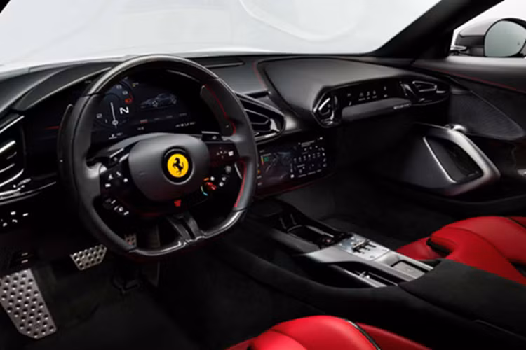 Khu vực đầu xe được lấy cảm hứng từ huyền thoại 365 GTB/4 Daytona với đèn pha và đèn ban ngày sắc lẹm cùng dải đen xen giữa đèn. Ở phía sau, kiểu dáng đuôi xe, đèn hậu và cánh gió có thiết kế khá giống Ferrari Roma.