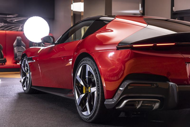 Còn tại Đài Loan, nam ca sĩ hạng A Châu Kiệt Luân cũng rất quan tâm tới mẫu xe này. Mới đây, chủ nhân ca khúc Sứ Thanh Hoa đã có chuyến thăm trụ sở của Ferrari và quyết định tậu chiếc 12Cilindri. Ferrari 12Cilindri là mẫu siêu xe hàng đầu của thương hiệu “Ngựa chồm”.