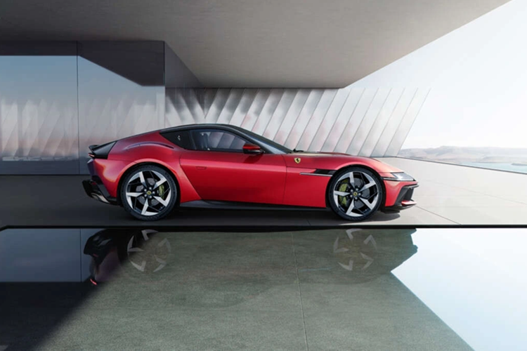 Theo Ferrari, 12Cilindri Coupe có thể tăng tốc 0-100 km/h trong 2,9 giây và 0-200 km/h trong 7,9 giây. Phiên bản mui trần có khả năng tăng tốc chậm hơn một chút, với thời gian tương ứng là 2,95 giây và 8,2 giây. Tốc độ tối đa của cả hai phiên bản được giới hạn điện tử ở mức 340 km/h.