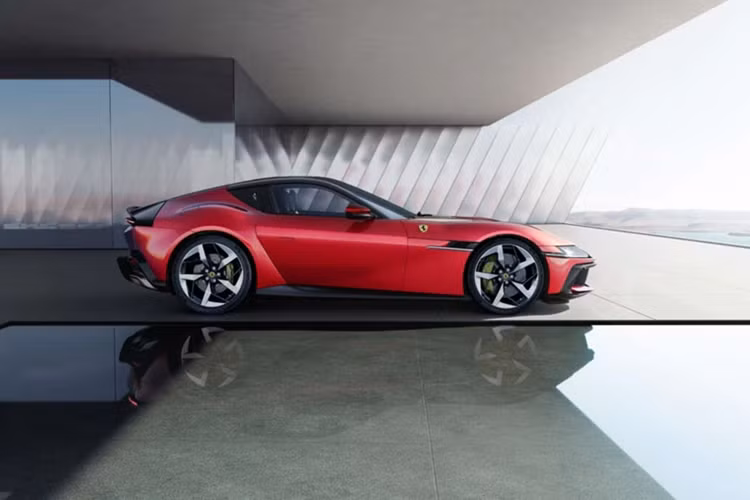 Theo Ferrari, 12Cilindri Coupe có thể tăng tốc 0-100 km/h trong 2,9 giây và 0-200 km/h trong 7,9 giây. Phiên bản mui trần có khả năng tăng tốc chậm hơn một chút, với thời gian tương ứng là 2,95 giây và 8,2 giây. Tốc độ tối đa của cả hai phiên bản được giới hạn điện tử ở mức 340 km/h.