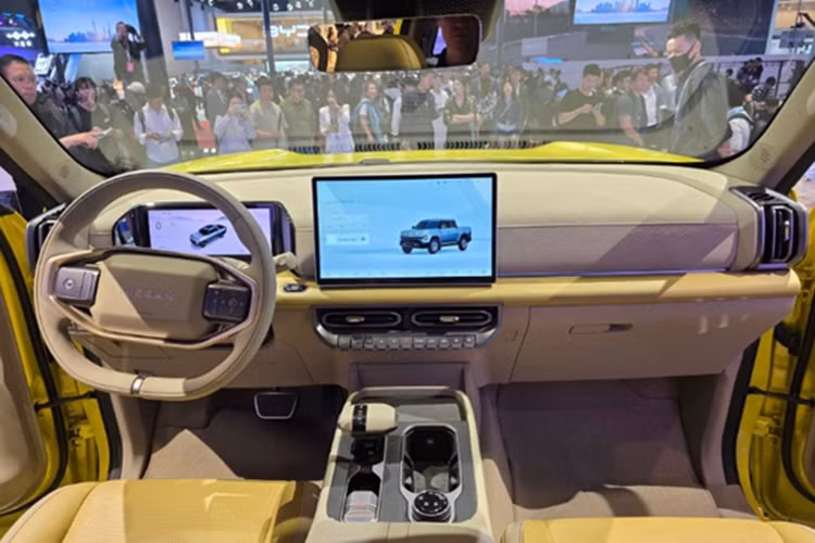 Đi kèm với đó là hệ dẫn động bốn bánh toàn thời gian thông minh (Intelligent All-Wheel Drive), giúp xe duy trì khả năng vận hành linh hoạt trên nhiều loại địa hình. Ở chế độ chạy điện hoàn toàn, Frontier PRO PHEV có thể di chuyển tối đa 135 km theo chuẩn NEDC.